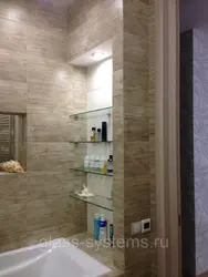 Divar Fotoşəkilində Plitələrdən Hazırlanmış Banyoda Rəflər