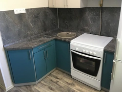 Mətbəx interyerində mavi Marquina mərmər tezgahı