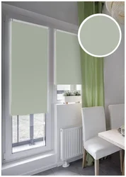 Oshxonadagi fotosuratda derazali balkon eshigi uchun rolikli pardalar