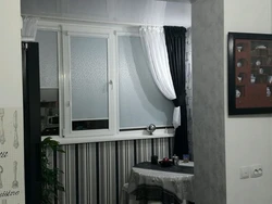 Oshxonadagi fotosuratda derazali balkon eshigi uchun rolikli pardalar