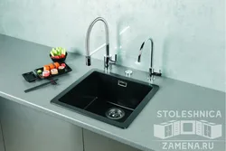 Süni fotoşəkildən hazırlanmış tezgahlara quraşdırılmış mətbəx lavaboları