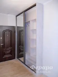 Дәліздің Тереңдігіндегі Тар Шкафтар Фотосуреті