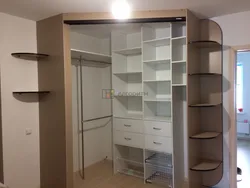 Бұрыштық дәліздегі шкафтарды толтыратын фотосурет
