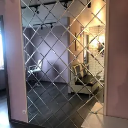 Люстраное пано на ўсю сцяну ў пярэднім пакоі.