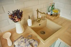 Каменные мойки в интерьере кухни