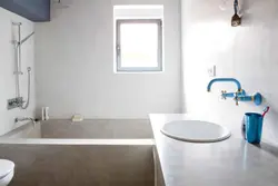 Banyoda mikrosement əvvəl və sonra fotoşəkilləri nəzərdən keçirir