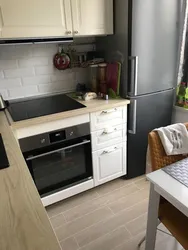 Хрущевтің фотосуретіндегі шағын асүйде тоңазытқышты қалай орналастыру керек