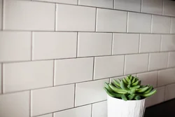 Grout дар сафолҳои сафед дар акс ошхона