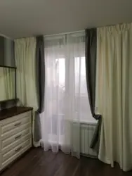 Balkon eshigi fotosurati bilan yotoqxonaga deraza