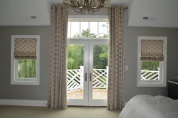 Balkon eshigi fotosurati bilan yotoqxonaga deraza