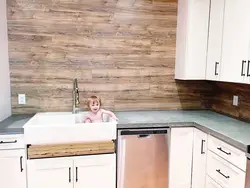 Ас үй фотосуретіндегі алжапқыштың орнына ламинат