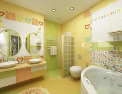 Bright small bath design