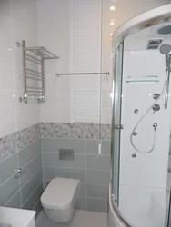 Bir panel evin banyosunda duş kabini fotoşəkili