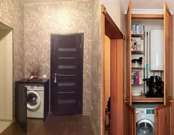 Пральная машына ў пярэднім пакоі ў шафе дызайн