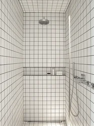 Rəngli grout fotoşəkili ilə hamam ağ plitələr