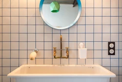 Ванна сафолҳои сафед бо акс grout ранга