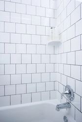 Ванна сафолҳои сафед бо акс grout ранга