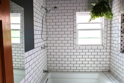 Rəngli grout fotoşəkili ilə hamam ağ plitələr