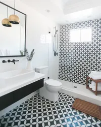 Qara və ağ döşəmə ilə hamam dizaynı