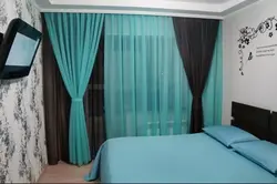 Yataq otağının interyerində iki rəngli pərdələr