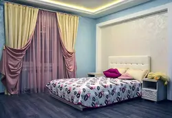 Yataq otağının interyerində iki rəngli pərdələr