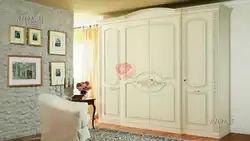 Киім фотосуретіне арналған классикалық стильдегі қонақ бөлмесіндегі гардероб