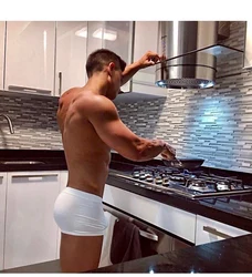 Фота на кухні мужчына