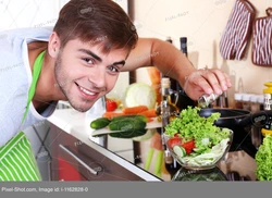 Акси марде дар ошхона