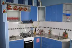 Qaz su qızdırıcısı olan künc mətbəxi foto