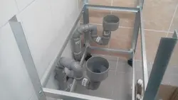 Канализационная труба на кухне фото