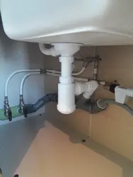 Ас үй фотосуретіндегі кәріз құбыры