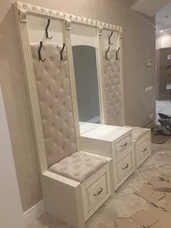Жұмсақ орындық фотосуреті бар дәліз