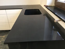 Oshxonadagi Fotosuratda Qora Porloq Stol Usti