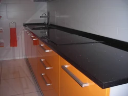 Countertop Тобнок Сиёҳ Дар Акс Ошхона