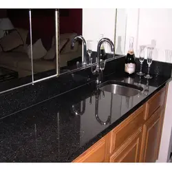 Countertop тобнок сиёҳ дар акс ошхона