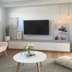 Interyerdə divar dizaynı fotoşəkildə televizor olan qonaq otağı