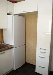 Öz fotoşəkillərinizlə kiçik bir mətbəxdə soyuducunu necə quraşdırmaq olar
