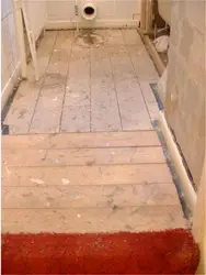 Ағаш үй ванна бөлмесінің еденінің фотосуреті
