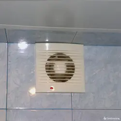 Vanna otağı fotoşəkilində asma tavanda fan