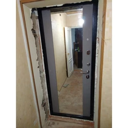 Фото двери с зеркалом из квартиры