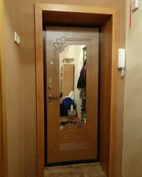 Пәтердегі Айнасы Бар Есіктің Фотосы