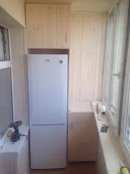 Халадзільнік на балконе кухні фота