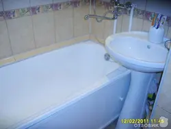 Ҳаммом бо як кран барои ванна ва раковина акс