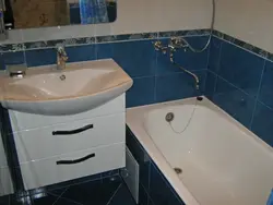 Ванная с одним смесителем на ванну и раковину фото