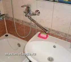 Küvet Və Lavabo Fotoşəkili Üçün Bir Kran Ilə Vanna Otağı