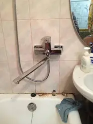 Küvet Və Lavabo Fotoşəkili Üçün Bir Kran Ilə Vanna Otağı