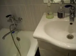 Ванная с одним смесителем на ванну и раковину фото