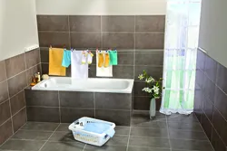 Ванна бөлмесінің интерьеріндегі қабырғаға орнатылған кептіргіш