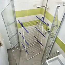 Banyoning ichki qismida devorga o'rnatilgan quritgich