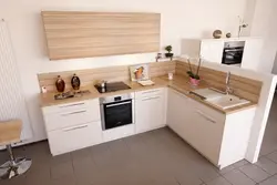 Молочная кухня с деревянной столешницей фото